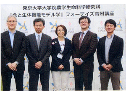 茨城・笠間の研究棟を見学した和田佳子社長（＝写真中央）